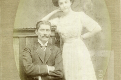 Homem e mulher posando para foto