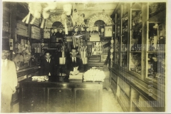 Homens no interior de um comércio
