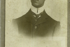 Homem de terno escuro