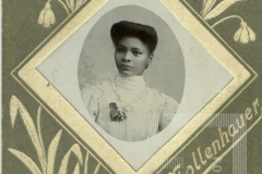 Mulher de roupa clara e flor