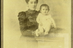Mulher com bebê ao colo