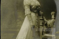 Mulher com vestido de renda