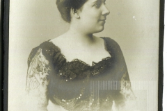 Mulher com vestido de renda escura