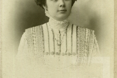Mulher com vestido de gola alta