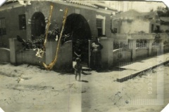 Mulher com crianças na frente de uma casa