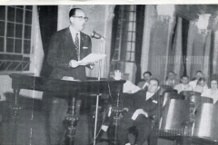Cesar Salgado assistindo discurso