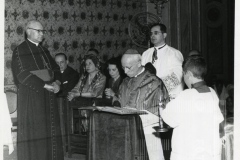 Cesar Salgado com figuras religiosas