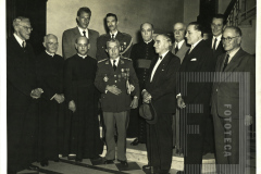 Colégio São Luiz - Entrega da medalha de guerra ao reitor Pe. João de Castro e Costa pelo Marechal Mascarenhas de Morais