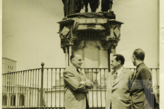 Cesar Salgado em frente a estátua