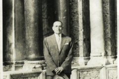 Cesar Salgado segurando chapéu