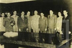 Cesar Salgado e pessoas atrás de mesa