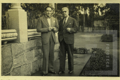 Cesar Salgado ao lado de homem