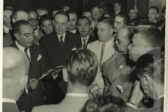 Cesar Salgado cumprimentando homem