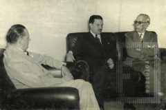 No conselho Penitenciário do Distrito Federal 4 de abril de 1952. Visita dos drs. Loureiro Júnior e Cesar Salgado ao Prof. Lemos Britto