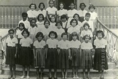 Crianças na escada da escola Dr. Alfredo Pujol