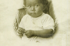 Criança com roupa branca