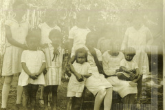 Quatro meninas de roupa clara