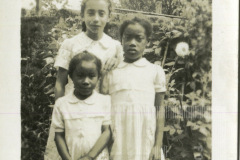 Três meninas de vestido