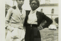 Duas mulheres em frente a construção