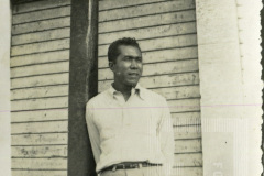 Homem encostado em poste