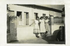 Mulheres em portão de casa