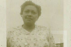 Mulher de vestido estampado