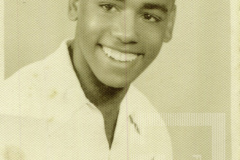 Rapaz de camisa clara