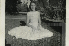 Mulher sentada de vestido