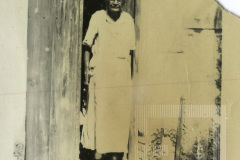 Senhora na porta