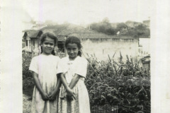 Meninas de vestido claro