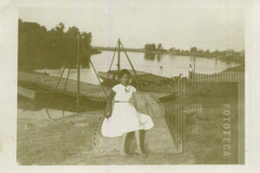 Mulher sentada na ponte