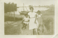 Mulher e crianças sentadas na ponte