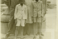 Pessoas frente a monumento