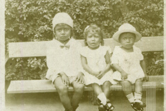 Crianças sentadas em banco