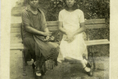 Duas mulheres sentadas em banco