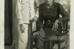 Criança e mulher sentada