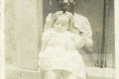 Menina com bebê no colo