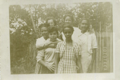 Seis mulheres em um jardim