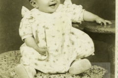 Bebê sentado em banco