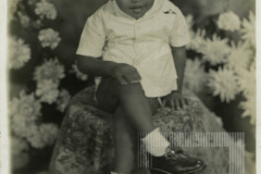 Menino sentado em banco