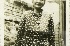 Mulher de camisa estampada