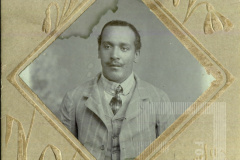 Homem de terno listrado