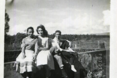 Mulheres sentadas posando para foto