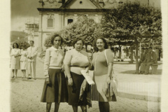 Três mulheres na frente da igreja