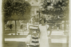 Duas mulheres de vestido na frente da igreja