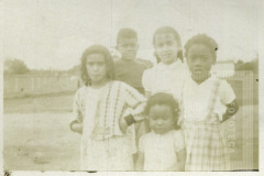 Crianças em ambiente externo