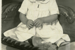 Bebê de vestido de cor clara