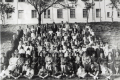 Grupo de pessoas no gramado