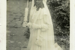 Menina com vestido de Primeira Comunhão