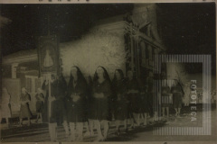 Grupo de mulheres com estandarte